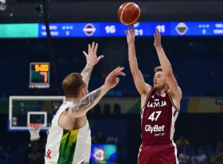 男篮世界杯-拉脱维亚98-63轻取立陶宛夺得第五名 扎加斯17助