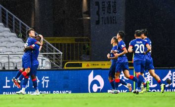 中超-上海申花2-0沧州雄狮近四轮首胜 马莱莱破门杨云染红