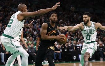 NBA季后赛-双探花50分 白帝7记三分 米切尔空砍33分 绿军25分大胜骑士